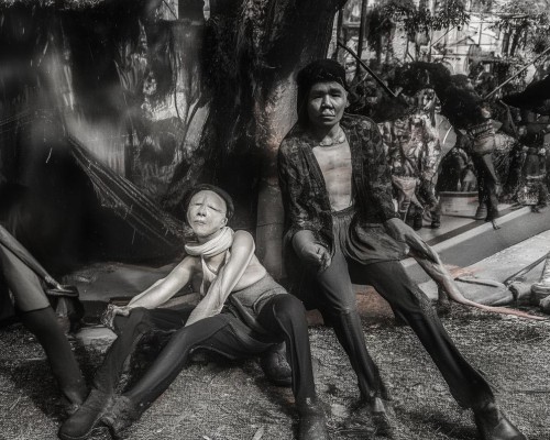 好，我现在需要帮用户写一篇关于鼻综合的文章。用户是上海鼻整形医生，所以文章需要专业且详细。首先，我得理解鼻综合这个词的含义，它通常指的是鼻部的综合整形手术，可能包括鼻梁、鼻尖、鼻翼等多个部位的调整，上海鼻整形医生推荐，专业鼻综合手术，自然效果