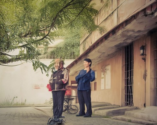 好，我现在需要帮用户写一篇关于鼻整形的文章。用户是上海鼻整形医生，所以文章需要专业且详细。首先，我得确定文章的结构，可能包括鼻整形的概述、手术方法、恢复期、注意事项以及选择医生的重要性，上海鼻整形手术指南，从选择到恢复