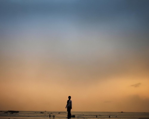 好，我现在需要帮用户写一篇关于鼻综合的文章。用户是上海鼻整形医生，所以文章需要专业且详细。首先，我得确定文章的结构，可能包括鼻综合的定义、手术过程、注意事项以及恢复期等等，上海鼻整形医生推荐，专业鼻综合手术方案，塑造自然精致鼻型